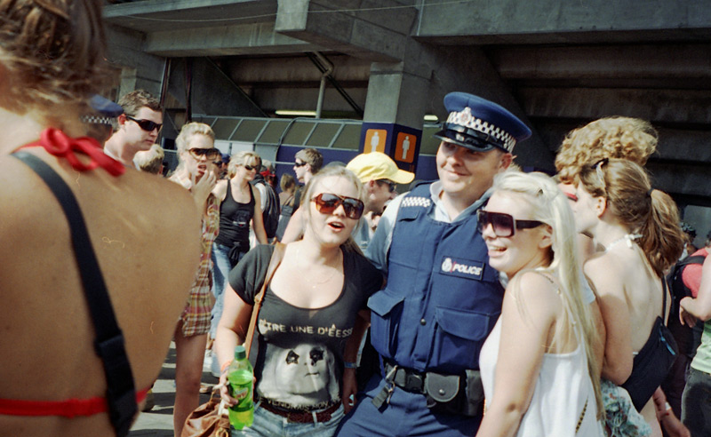 Полицейский и девки