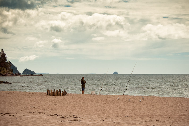 Рыбак на пляже
