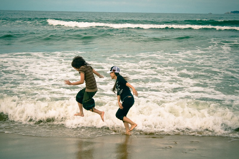 Две девочки, играющие в волнах